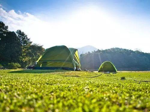 雨崩露营吃瓜,瓜果飘香，共享自然盛宴