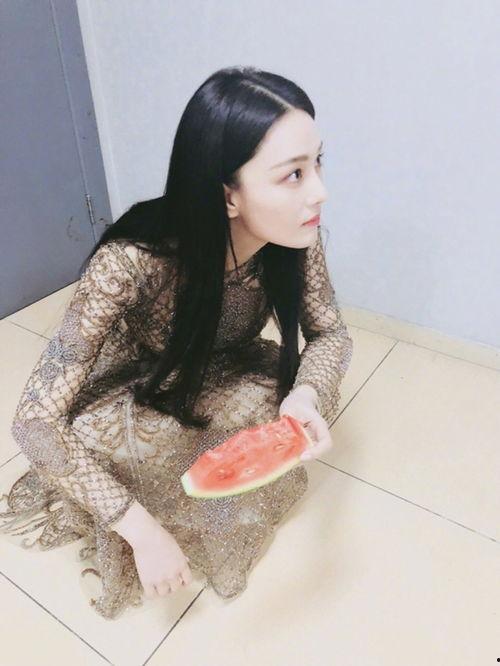 王嘉怡吃瓜,揭秘娱乐圈幕后故事